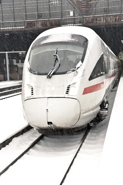 Tren de alta velocidad en estación en invierno — Foto de Stock