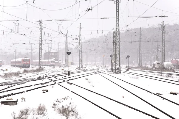 Järnvägsspåren i vinter med snö — Stockfoto