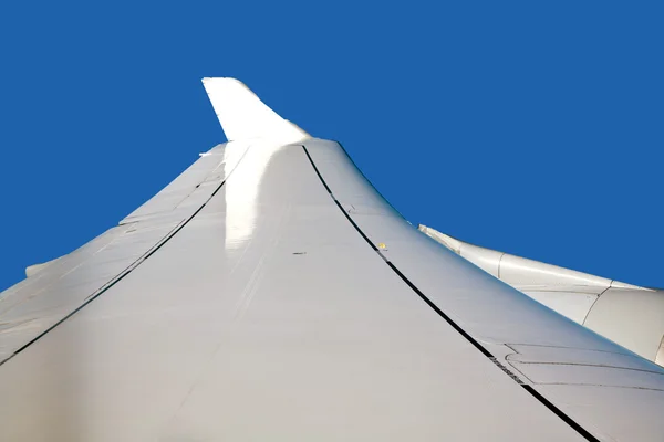 Φτερά ενός αεροσκάφους στον καταγάλανο καθαρό ουρανό — Φωτογραφία Αρχείου
