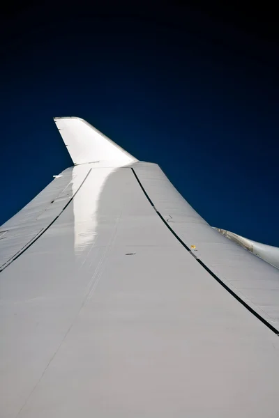Flügel eines Flugzeugs im blauen Himmel — Stockfoto