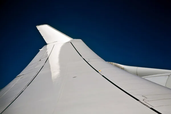 Wings of an aircraft in the blue clear sky — Stock Photo, Image