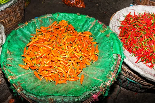 Färsk chili erbjuds i blomstermarknaden i chinatown — Stockfoto