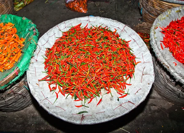 新鲜红辣椒被提供在唐人街的花卉市场 — 图库照片