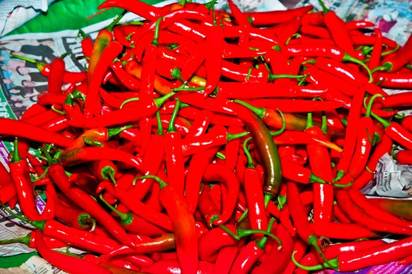 Verse chili wordt aangeboden in de bloemenmarkt in chinatown — Stockfoto