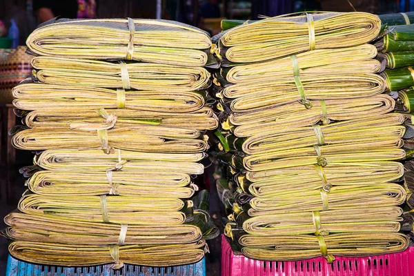 Palmiye yaprakları ambalaj malzemesi olarak paketlenmiş — Stok fotoğraf