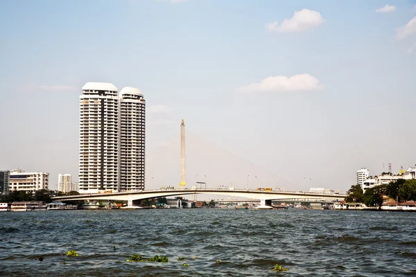 Most rama 8 przęseł rzeki "mae nam chao phraya" w Bangkoku — Zdjęcie stockowe