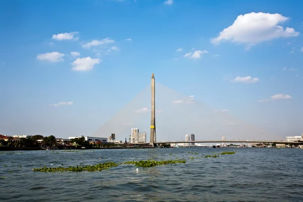 Pont Rama 8 enjambe la rivière "Mae Nam Chao Phraya" à Bangkok — Photo