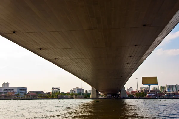 Γέφυρα Ράμα 8 εκτείνεται τον ποταμό "mae nam chao phraya" στην Μπανγκόκ — Φωτογραφία Αρχείου
