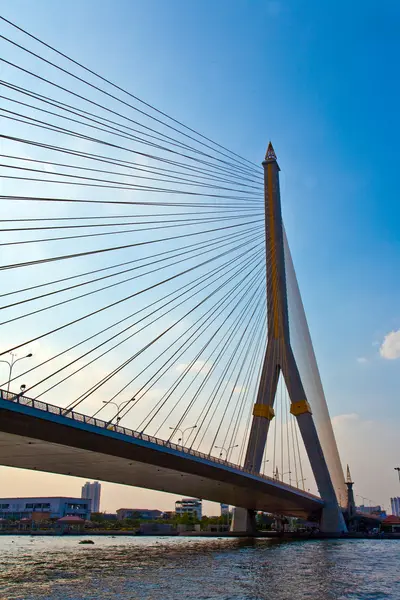 Ponte Rama 8 abrange o rio "Mae Nam Chao Phraya" em Bancoc — Fotografia de Stock
