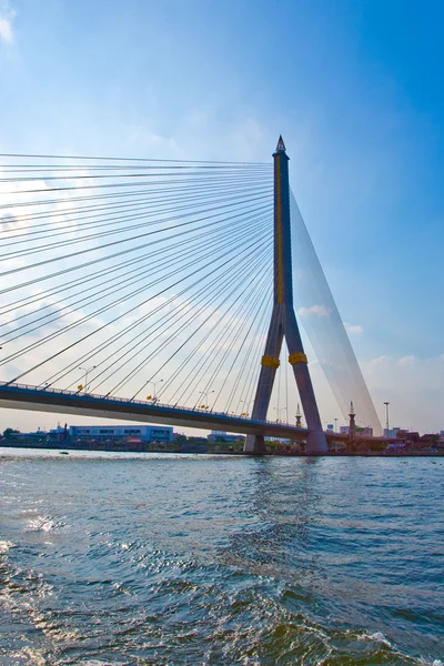 Мост Рама 8 проходит через реку "Mae Nam Chao Phraya" в Бангкоке — стоковое фото