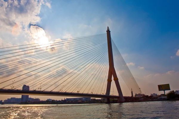 Puente Rama 8 atraviesa el río "Mae Nam Chao Phraya" en Bangkok —  Fotos de Stock