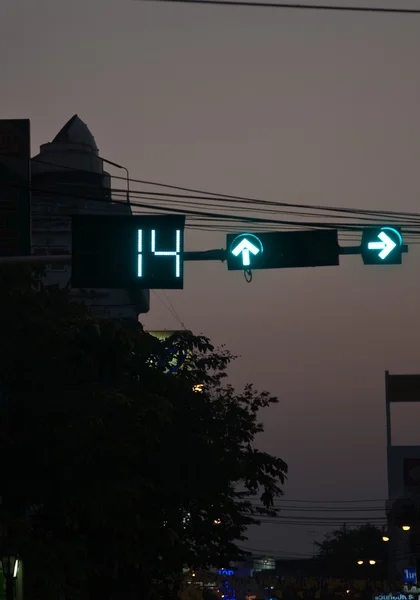 Číslo na semaforu indikuje sekundy čekání — Stock fotografie