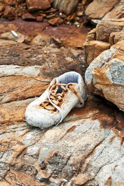 Zapatos podridos en roca hermosa —  Fotos de Stock