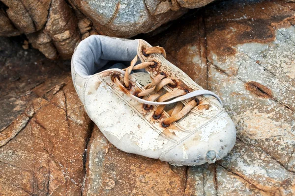 Shnilé boty na krásné rock — Stock fotografie