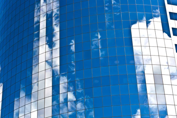 Skyskraperens fasade med et speilbilde av himmelen – stockfoto