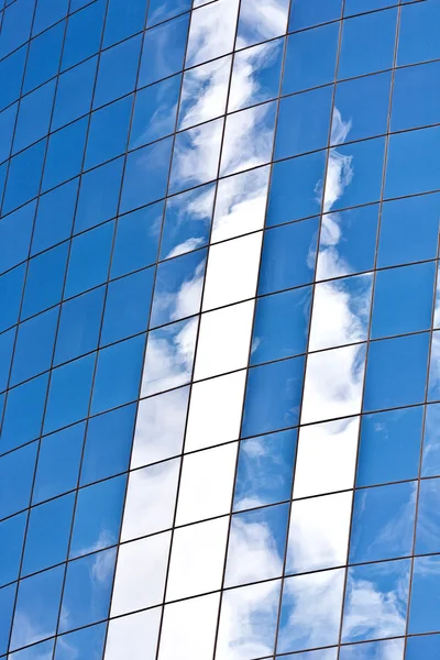 Fassade eines Wolkenkratzers mit Spiegelung des Himmels — Stockfoto