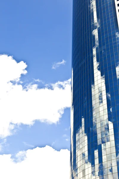Facade of Skyscraper with reflection of sky — Stock Photo, Image