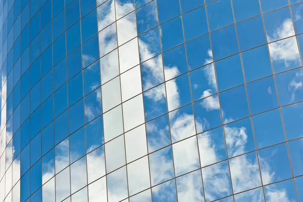 Skyskraperens fasade med et speilbilde av himmelen – stockfoto