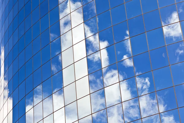 Fasad av skyskrapa med reflektion av himlen — Stockfoto