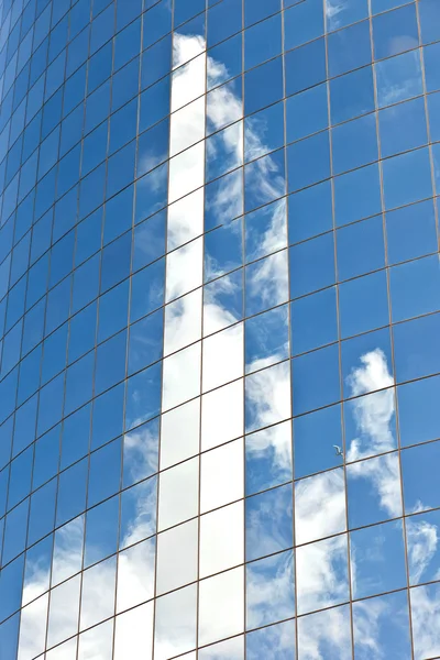 Fasada wieżowiec z odbicie nieba — Zdjęcie stockowe