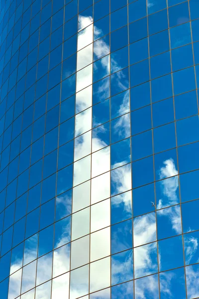 Πρόσοψη του ουρανοξύστη με αντανάκλαση του ουρανού — Φωτογραφία Αρχείου