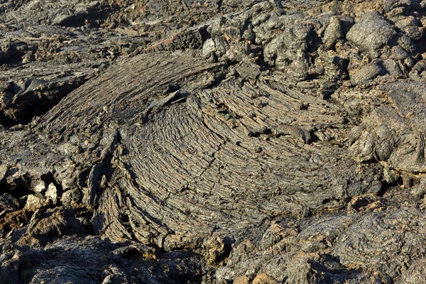 Камни вулканического потока придают красивое строение — стоковое фото