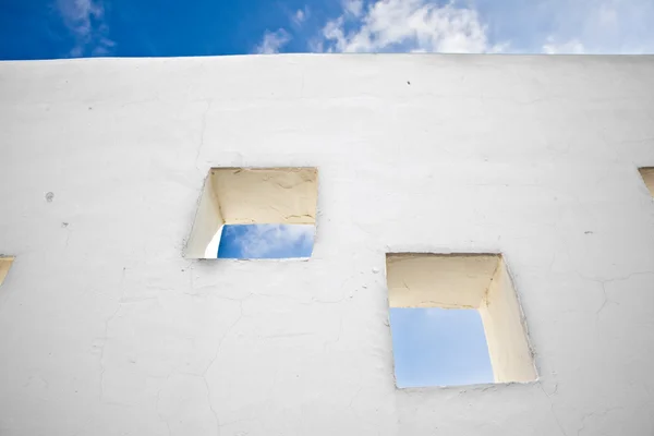 Fönster med sky på väggen — Stockfoto