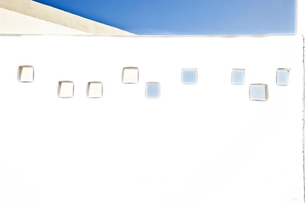 Fönster med sky på väggen — Stockfoto