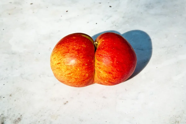 Appels met interressant vervormingen geven fantasie een kans — Stockfoto