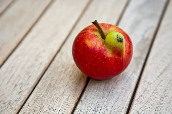 Apples with interresting deformations give fantasy a chance — Stock Photo, Image