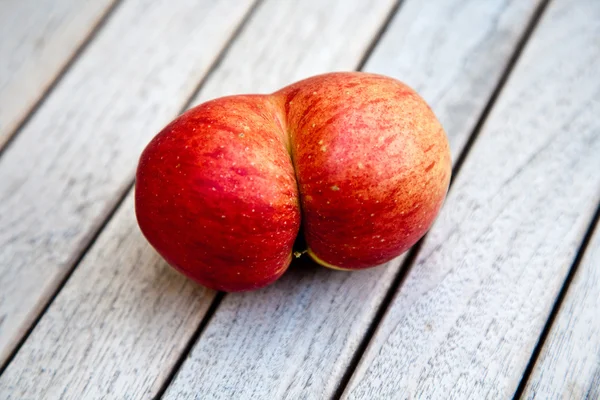Des pommes avec des déformations interessantes donnent une chance au fantasme — Photo