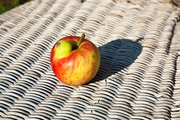 Le mele con deformazioni che si intersecano danno una possibilità alla fantasia — Foto Stock