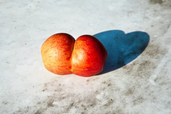 Las manzanas con deformaciones intermedias dan una oportunidad a la fantasía —  Fotos de Stock