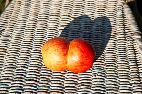 Äpplen med interresting deformationer ge fantasy en chans — Stockfoto
