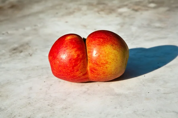 Jablka s zajímavá deformace dát fantasy šanci — Stock fotografie