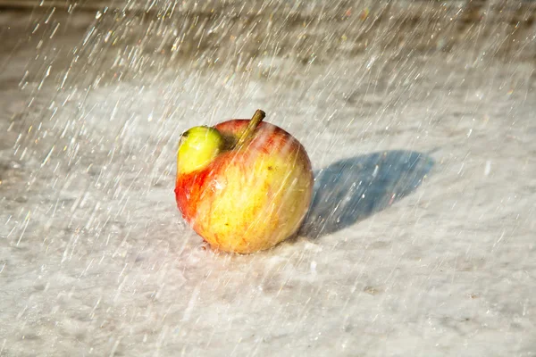 Le mele con deformazioni che si intersecano danno una possibilità alla fantasia — Foto Stock