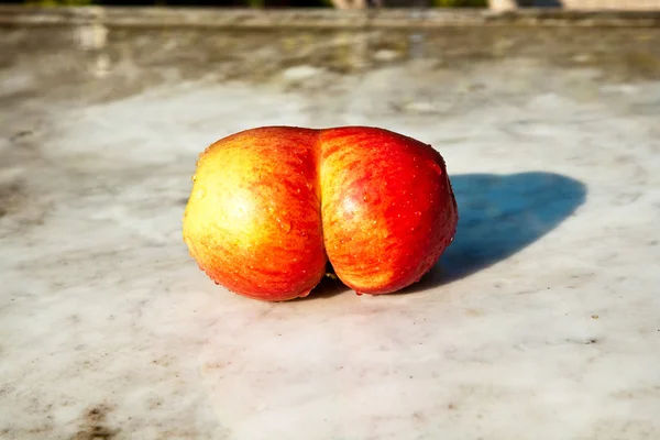 Äpfel mit interessanten Verformungen geben der Fantasie eine Chance — Stockfoto