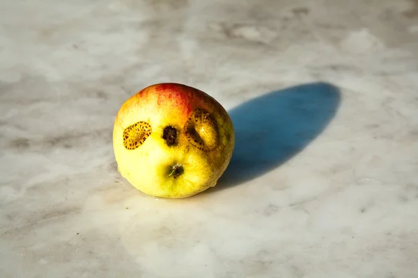 Jabłka z interresting deformacji fantasy dać szansę — Zdjęcie stockowe