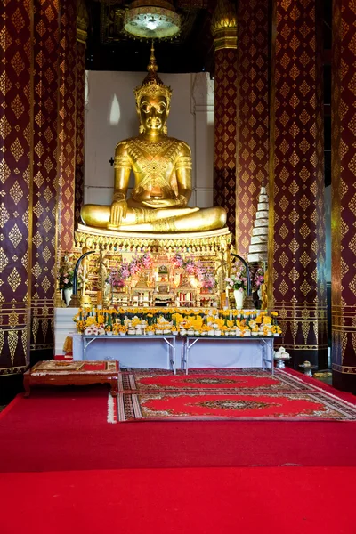 Monastery Wat Na Phramane in Ajutthaya with famous gold buddha — Stock Photo, Image