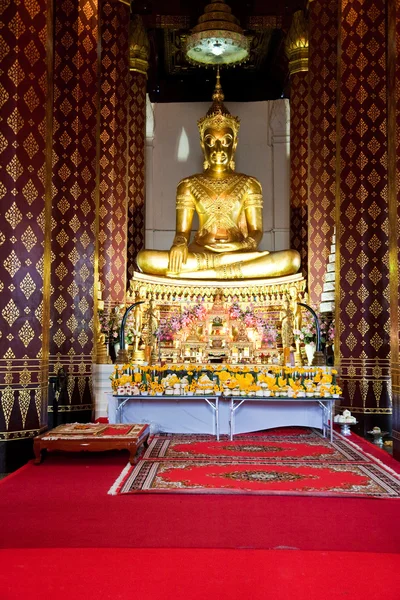 Монастырь Ват На Фрамане в Аджуттхая со знаменитым золотым Буддой — стоковое фото