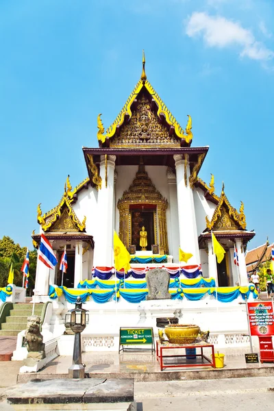 Monasterio Wat Na Phramane en Ajutthaya con buddha de oro famoso a —  Fotos de Stock