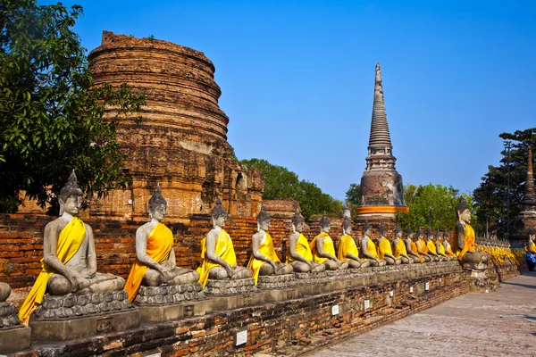 Posągów Buddy w świątyni wat yai chai mongkol — Zdjęcie stockowe