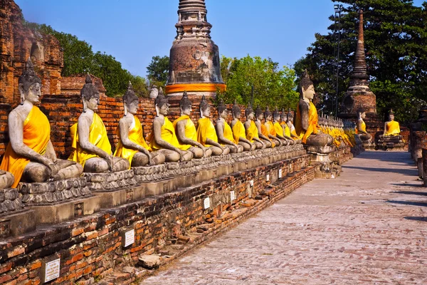 Boeddhabeelden bij de tempel van wat yai chai mongkol — Stockfoto