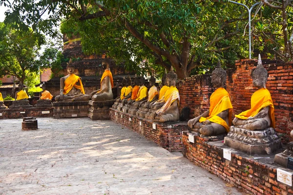 Статуи Будды в храме Ват Яй Чай Монгколь — стоковое фото