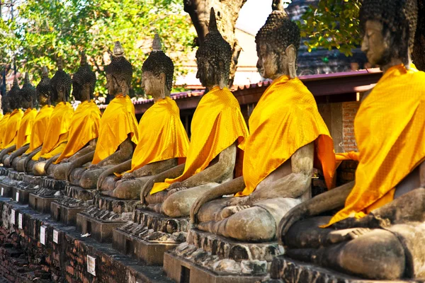 Estatuas de Buda en el templo de Wat Yai Chai Mongkol —  Fotos de Stock