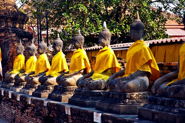Статуї Будди в на храм з Wat Яй Chai сторон — стокове фото