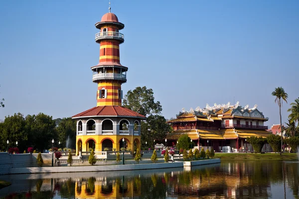 Η βασιλική κατοικία (Phra Thinang) και το πύργο επιφυλακής σοφοί (Ho W — Φωτογραφία Αρχείου