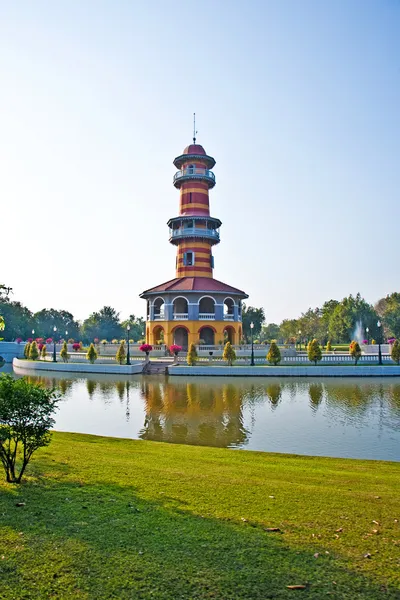 Den kungliga residenset (Phra Thinang) och vise utsiktstorn (Ho W — Stockfoto