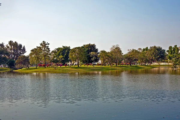 Île artificielle dans le parc dans le Summerpalace Bang Pa In — Photo