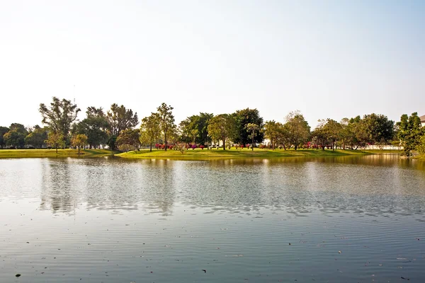 Искусственный остров в парке в Летнем дворце Банг Па Ин — стоковое фото